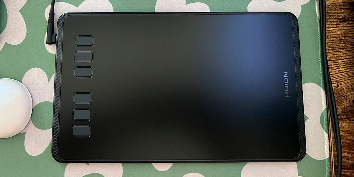 HUION Inspiroy H640P on green and white background HUION Inspiroy H640P on green and white background