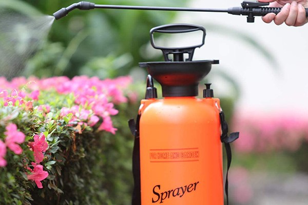 Are there metal parts in chemical resistant sprayers?