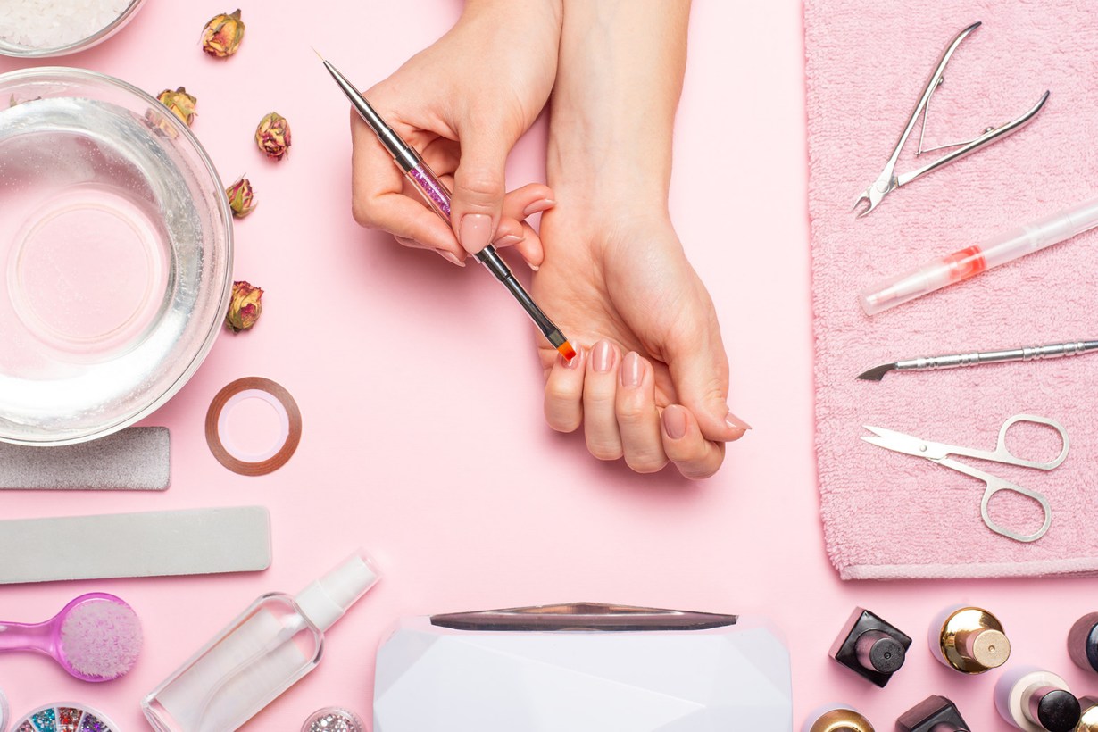 using acrylic nail kit