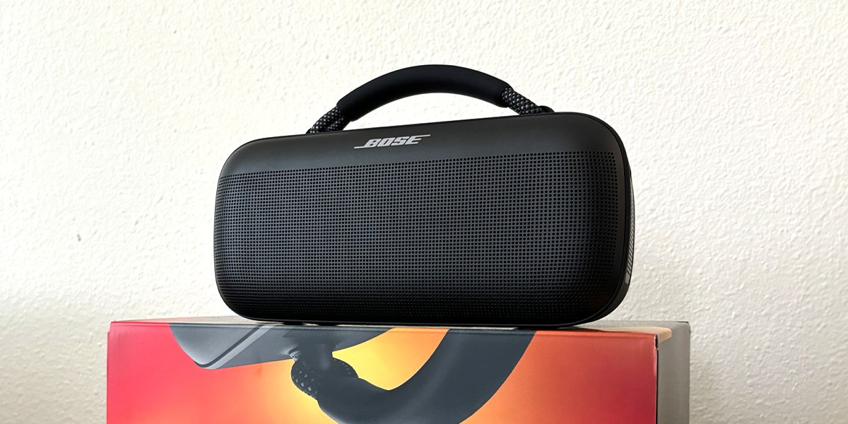 Bose Soundlink Max on top of product box
